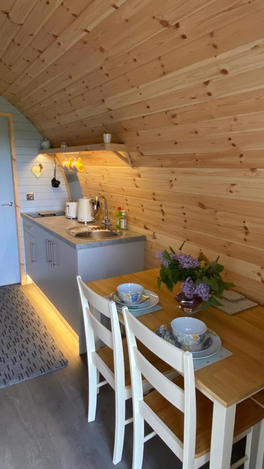 Отель Campsie Luxury Pods With Hot Tub Глазго Экстерьер фото