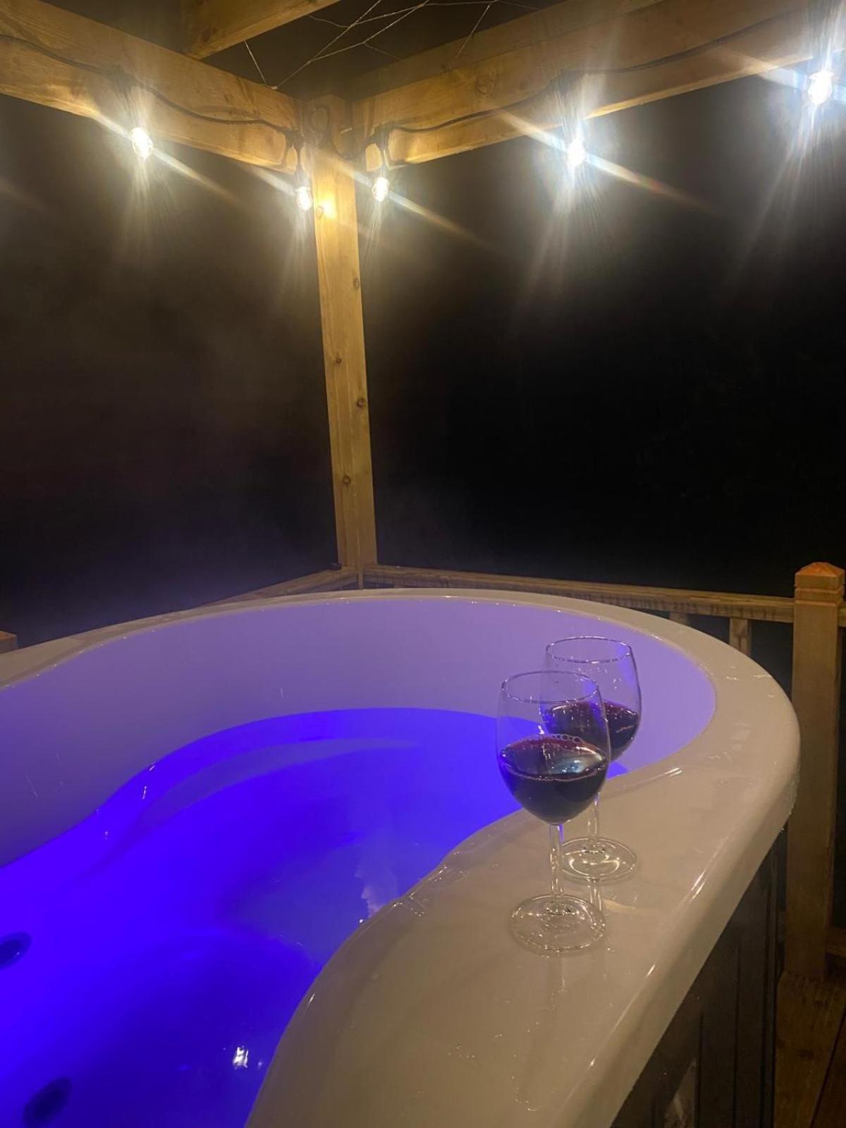 Отель Campsie Luxury Pods With Hot Tub Глазго Экстерьер фото