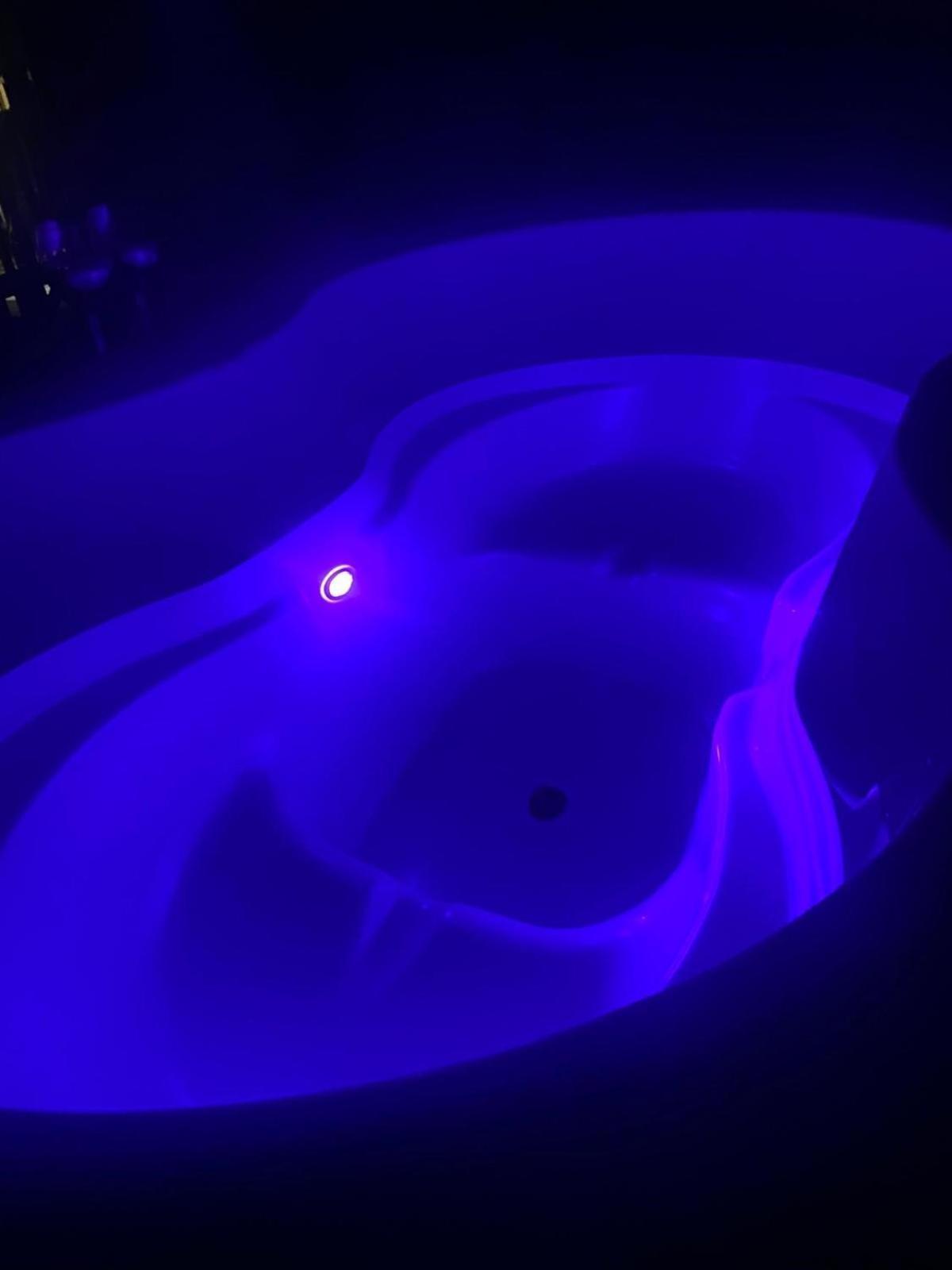 Отель Campsie Luxury Pods With Hot Tub Глазго Экстерьер фото