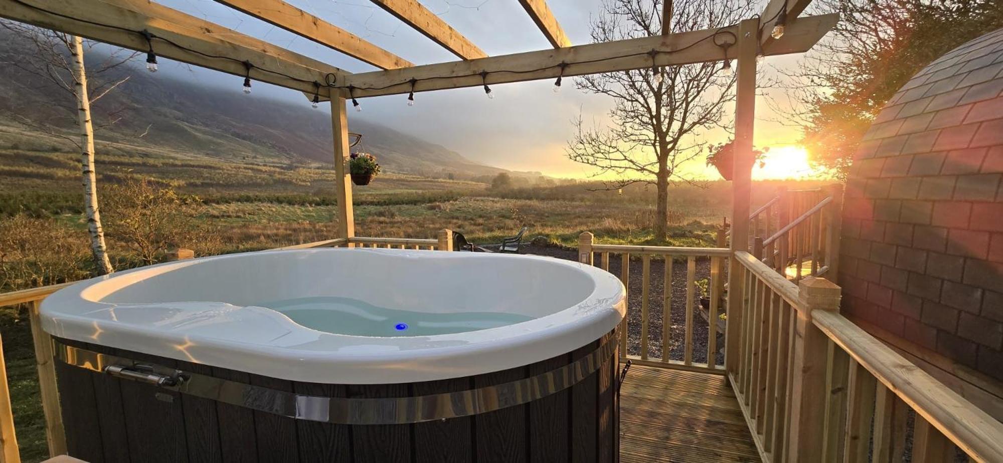Отель Campsie Luxury Pods With Hot Tub Глазго Экстерьер фото