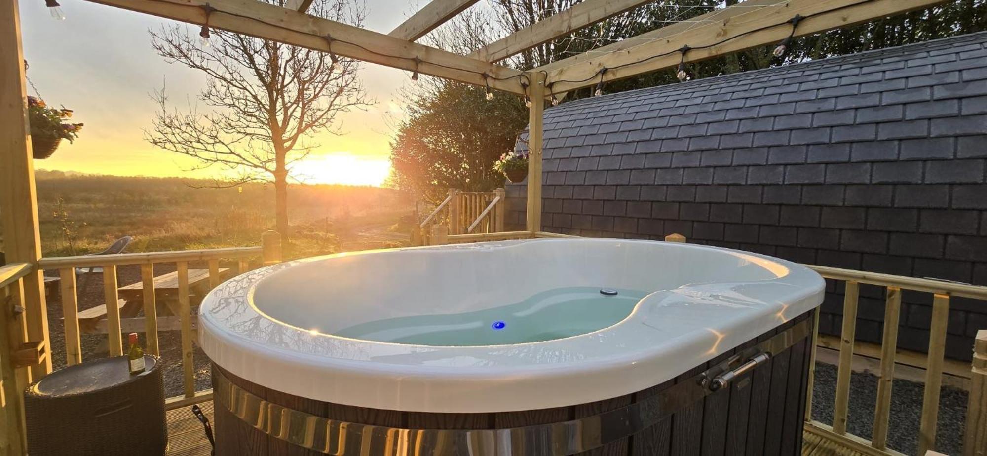 Отель Campsie Luxury Pods With Hot Tub Глазго Экстерьер фото